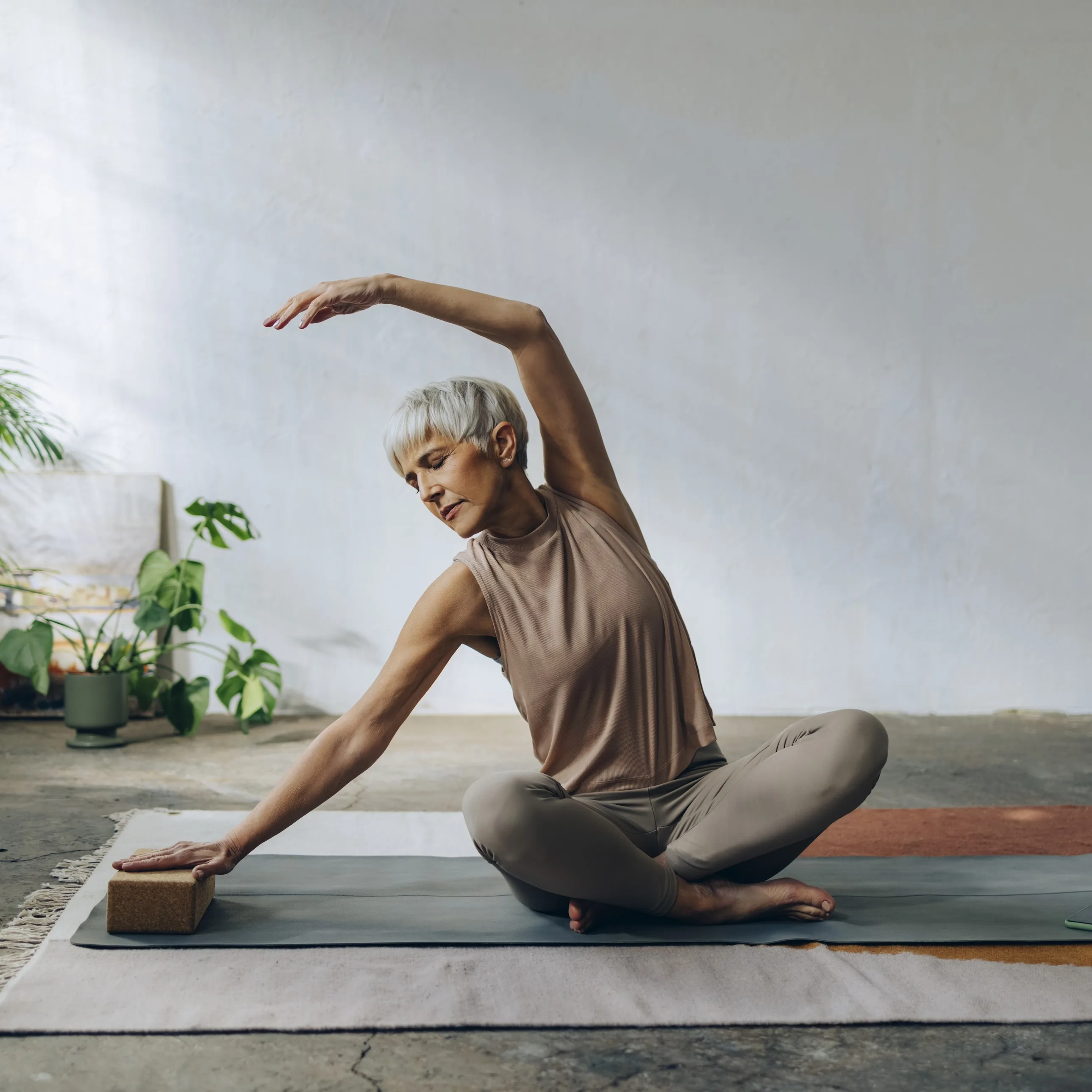 Ältere Frau macht Yoga.