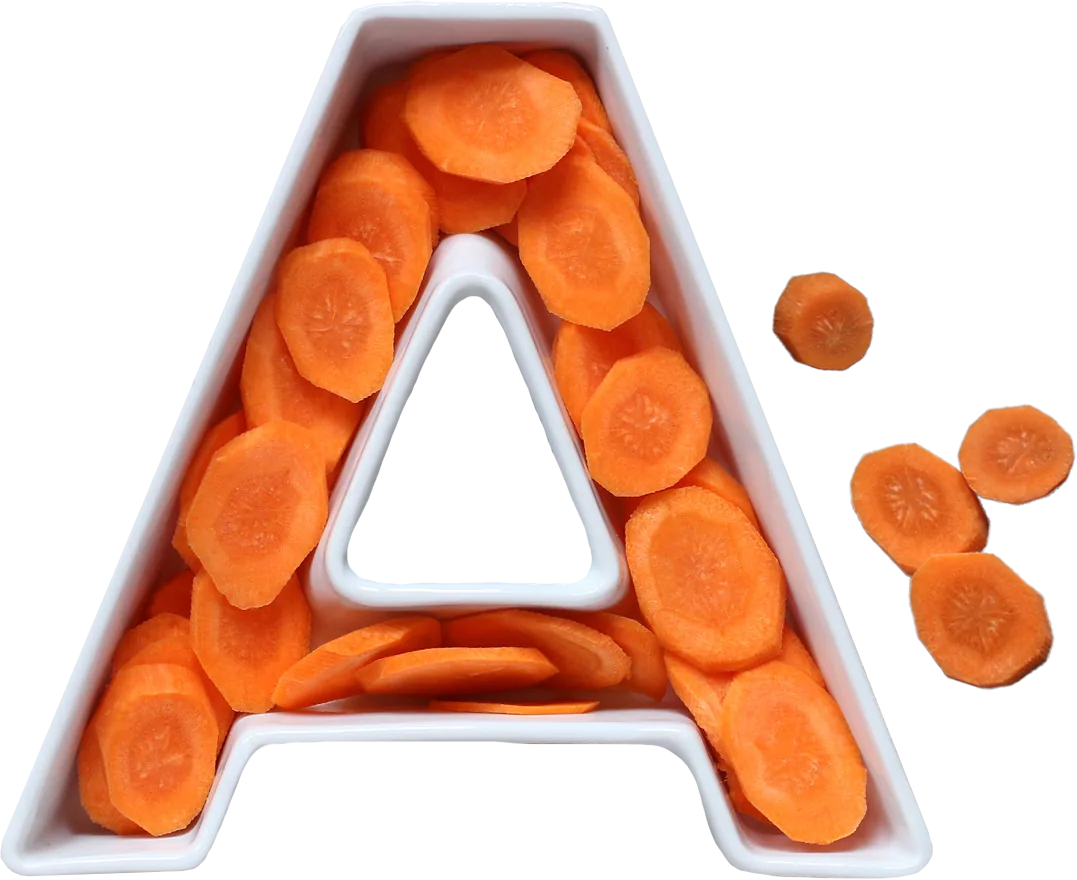 Geschnittene Karotten in einer Schale die als A geformt ist.
